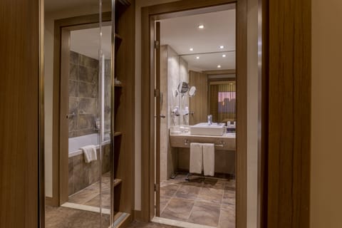 Junior Suite | Bathroom | Hair dryer, bathrobes, slippers, towels