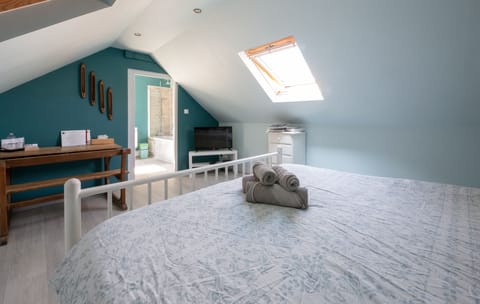 Junior Suite | Minibar, individually decorated, individually furnished, desk