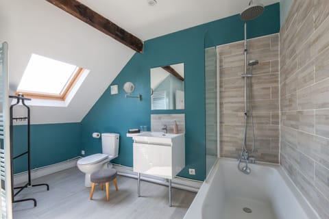 Junior Suite | Bathroom | Combined shower/tub, hair dryer, towels, soap