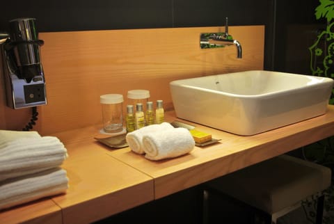 Room, 1 King Bed, Accessible | Bathroom | Combined shower/tub, free toiletries, hair dryer, towels