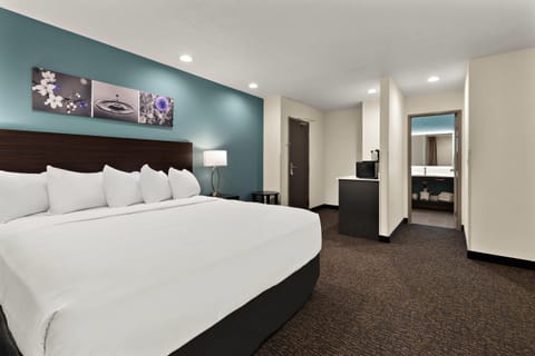 Suite, Multiple Beds, Non Smoking (Upgrade) | Premium bedding, pillowtop beds, desk, laptop workspace