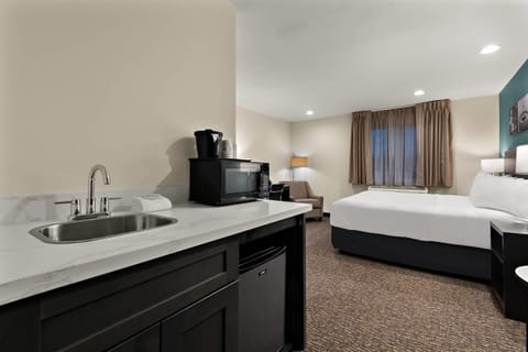 Suite, Multiple Beds, Non Smoking (Upgrade) | Premium bedding, pillowtop beds, desk, laptop workspace