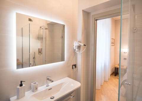 Design Room | Bathroom | Shower, free toiletries, hair dryer, bathrobes