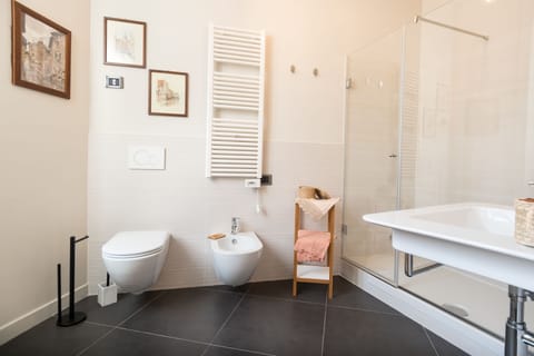 Deluxe Room (Scarlatto) | Bathroom | Shower, free toiletries, hair dryer, bathrobes