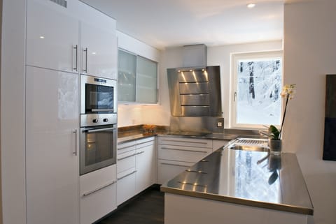 Apartment, 3 Bedrooms (Ground Floor) | Private kitchen | Full-size fridge, microwave, oven, stovetop