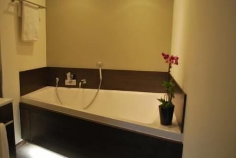 Suite | Deep soaking bathtub