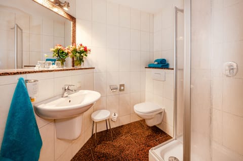 Suite | Bathroom | Free toiletries, hair dryer, towels