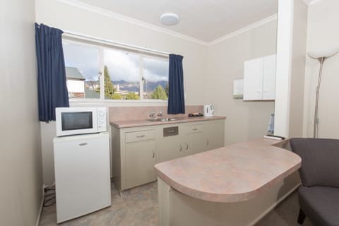 Queen Studio | Private kitchenette | Microwave, stovetop, electric kettle, toaster