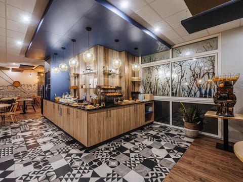 Lunch and dinner served, French cuisine