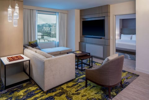 Presidential Suite | Hypo-allergenic bedding, in-room safe, desk, laptop workspace