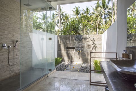 Ocean Pool Villa | Bathroom | Shower, rainfall showerhead, free toiletries, hair dryer