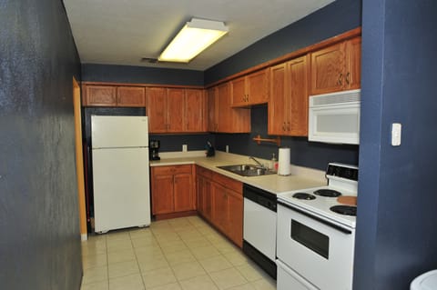 Standard Suite, Multiple Beds, Non Smoking (Hill Country Suite) | Private kitchen | Coffee/tea maker