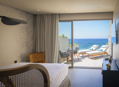 Premium Studio Suite, 1 King Bed, Private Pool, Sea View | Terrace/patio