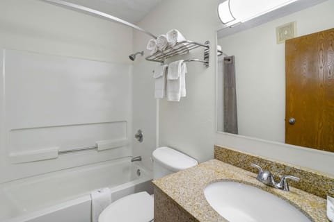 Combined shower/tub, deep soaking tub, towels