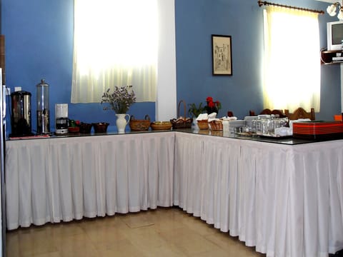 Daily continental breakfast (EUR 15 per person)