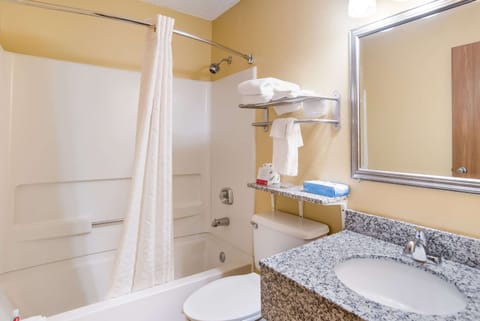 Combined shower/tub, free toiletries, hair dryer, towels