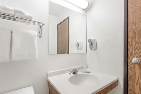 Combined shower/tub, hair dryer, towels