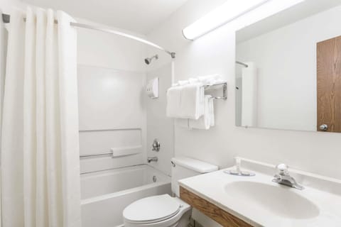 Combined shower/tub, hair dryer, towels