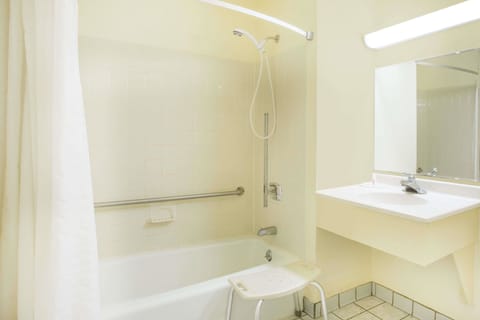 Room, 1 Queen Bed, Accessible, Non Smoking (Mobility Accessible) | Bathroom | Combined shower/tub, hair dryer, towels