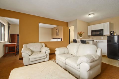 Suite, 1 King Bed, Kitchen | Desk, blackout drapes, iron/ironing board, free WiFi