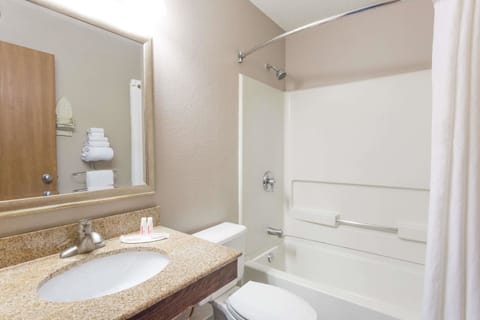 Combined shower/tub, free toiletries, hair dryer, towels