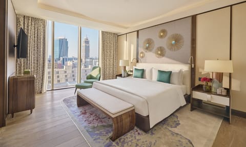 Executive Suite | Premium bedding, minibar, in-room safe, individually decorated