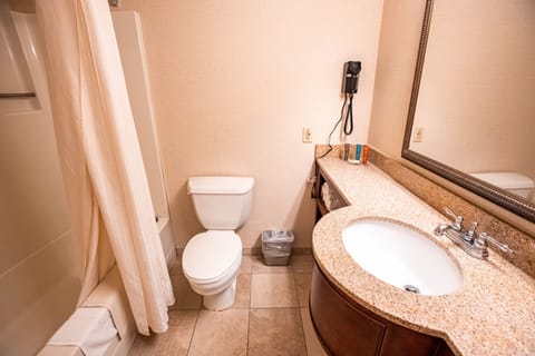 Combined shower/tub, free toiletries, hair dryer, towels