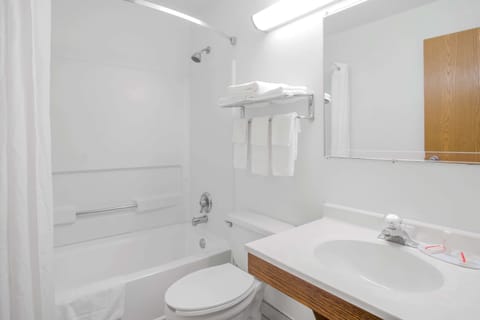 Combined shower/tub, hair dryer, towels