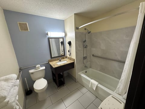 Room, 1 Queen Bed, Accessible, Non Smoking (Mobility Accessible) | Bathroom | Combined shower/tub, hair dryer, towels