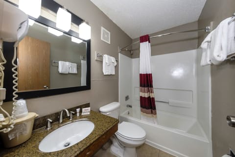 Combined shower/tub, free toiletries, towels