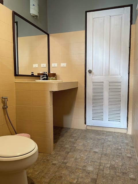 Superior Bungalow | Bathroom | Shower, free toiletries, towels