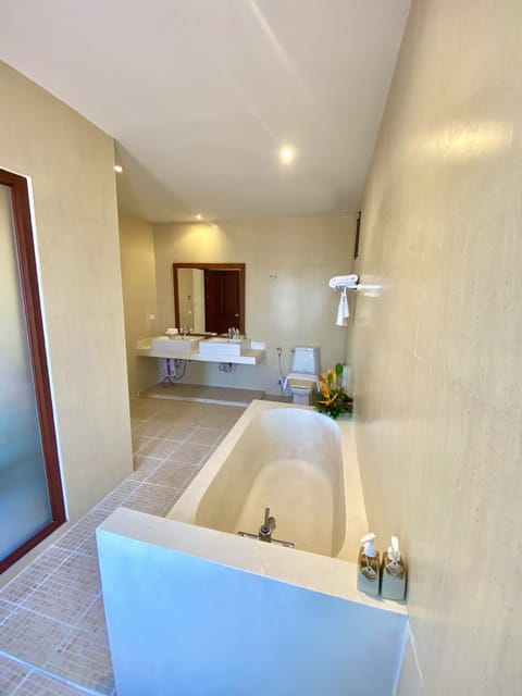 President Suite Two-Bedroom | Bathroom | Shower, bathrobes, slippers, bidet