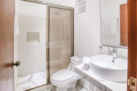 Standard Twin Room | Bathroom | Shower, free toiletries, towels, soap