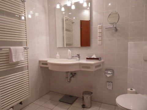 Single Room | Bathroom | Hair dryer, towels, soap, shampoo