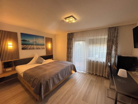 Comfort Double Room | Minibar, in-room safe, desk, laptop workspace