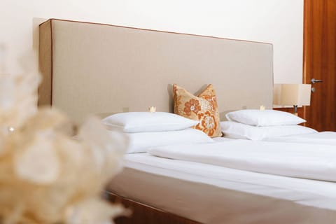 Junior Suite | Egyptian cotton sheets, premium bedding, pillowtop beds, minibar