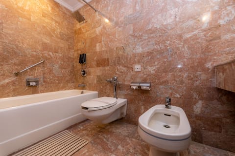 Deluxe Suite | Bathroom | Shower, hydromassage showerhead, free toiletries, slippers