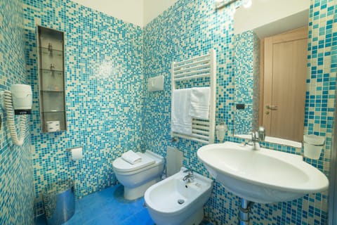 Design Single Room | Bathroom amenities | Shower, free toiletries, hair dryer, bidet