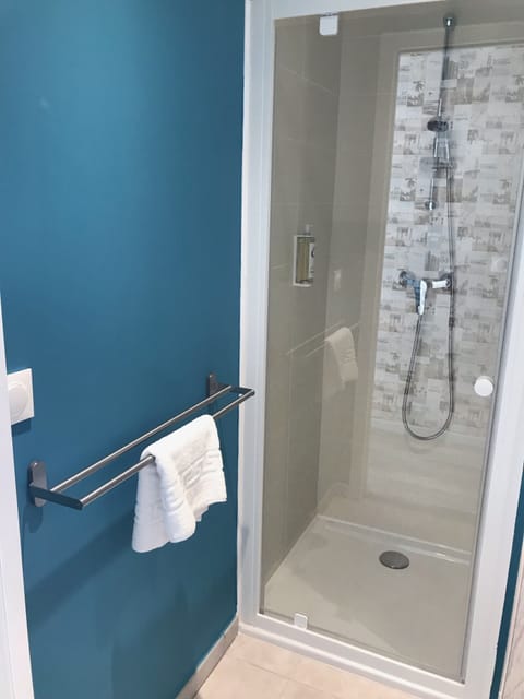 Superior Double Room | Bathroom | Shower, hair dryer, towels