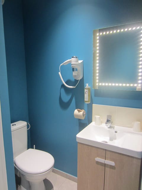 Superior Quadruple Room | Bathroom | Shower, hair dryer, towels