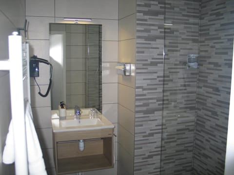 Comfort Double Room | Bathroom | Free toiletries, hair dryer, towels, soap