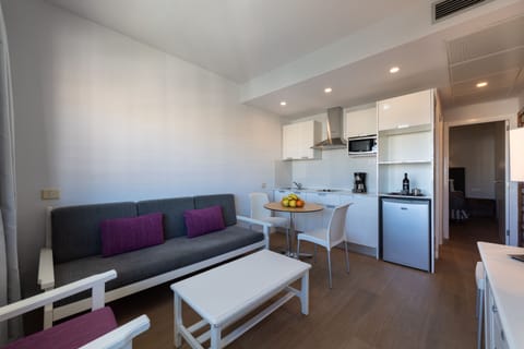 Apartment, 1 Bedroom | Private kitchenette | Fridge, microwave, coffee/tea maker, electric kettle