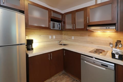 Suite, Kitchen (Estudio) | Private kitchen | Full-size fridge, microwave, stovetop, dishwasher