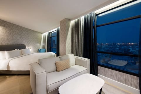 Junior Suite | Premium bedding, down comforters, memory foam beds, minibar