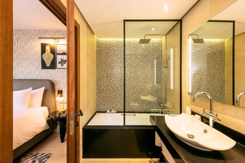 Premium Room | Bathroom | Shower, rainfall showerhead, free toiletries, hair dryer