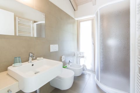 Suite | Bathroom | Shower, hair dryer, bidet, towels