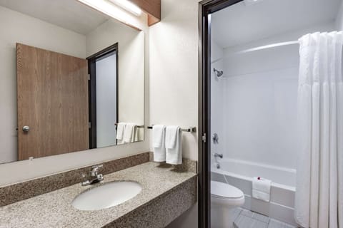 Combined shower/tub, hair dryer, towels