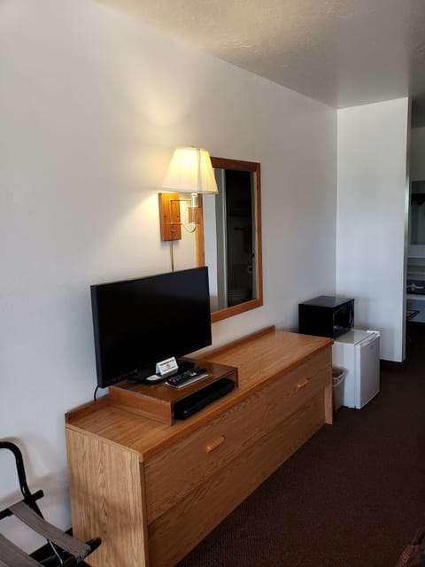 Room, 2 Queen Beds, Mountain View | Blackout drapes, free WiFi, bed sheets