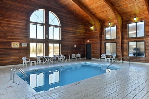 Indoor pool, sun loungers