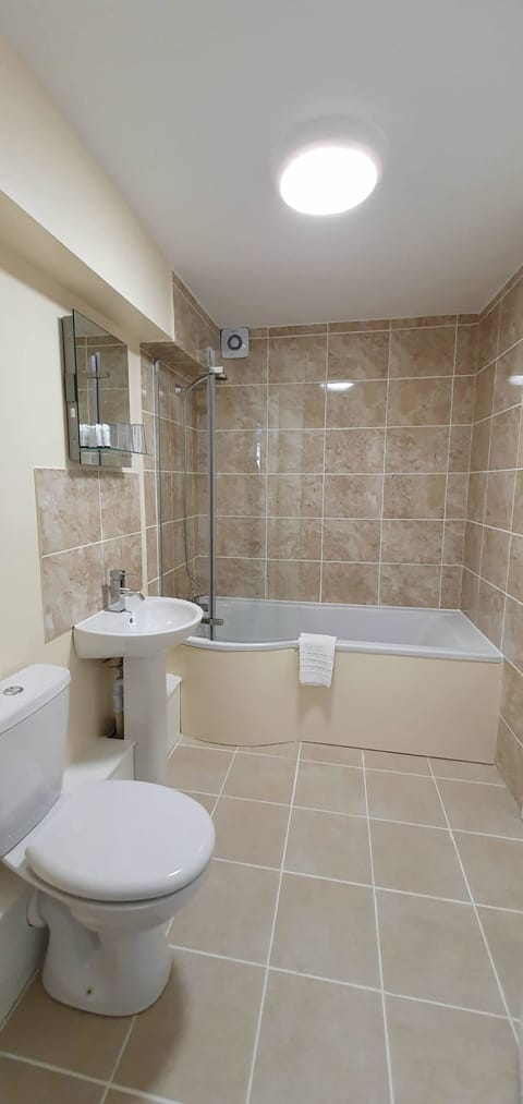 Garden view-Celyn suite (floor 1) | Bathroom | Designer toiletries, towels, soap, shampoo